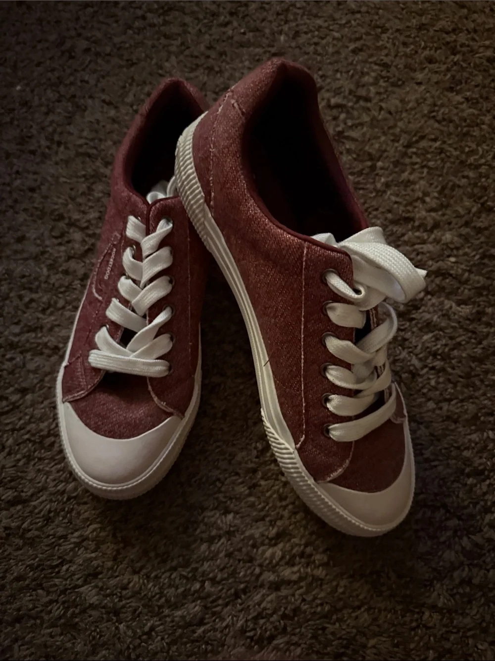 Casual Low-Top Rocket-dog Sneakers in Burgundy with White Accents